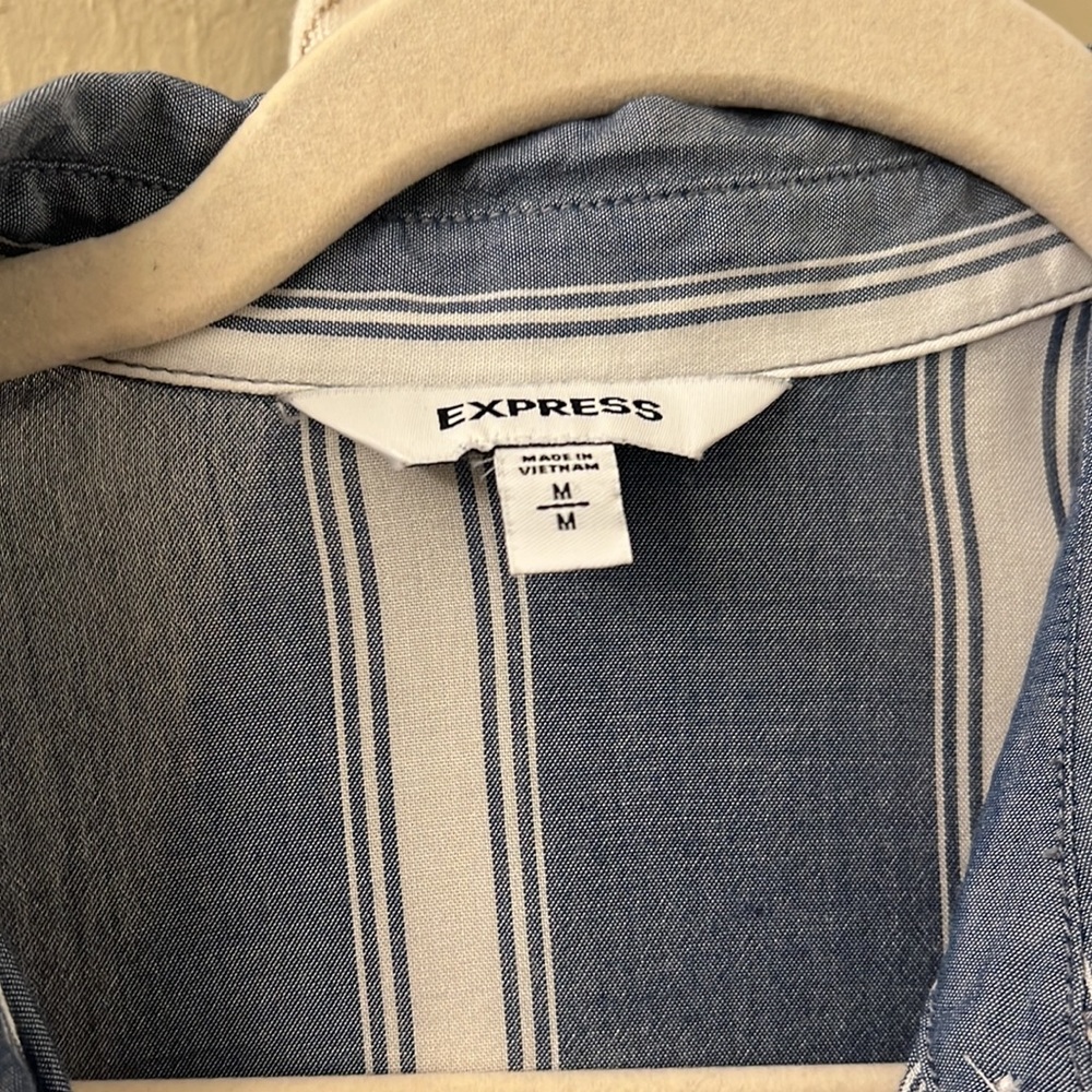 Express button down - Picture 3 of 6